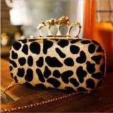 Bolsa de mão leopardo formato de soco inglês